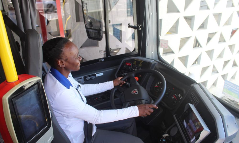 Mulher contratada para ser motorista do BRT Salvador - Foto:Deivid Santana / BNews