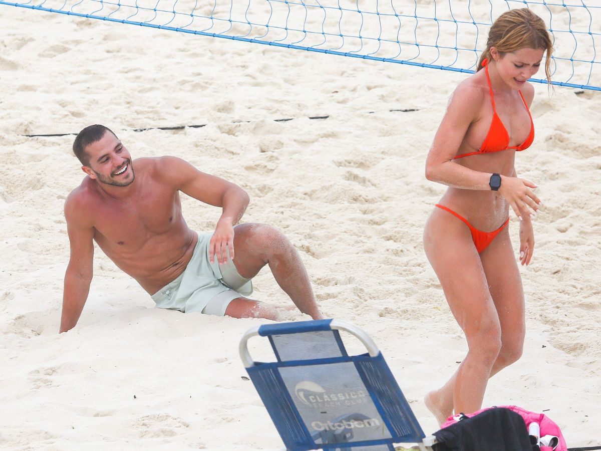 Jade Picon e André Lamoglia curtem praia juntos e reacendem rumores de romance. Foto: AgNews/Dilson Silva