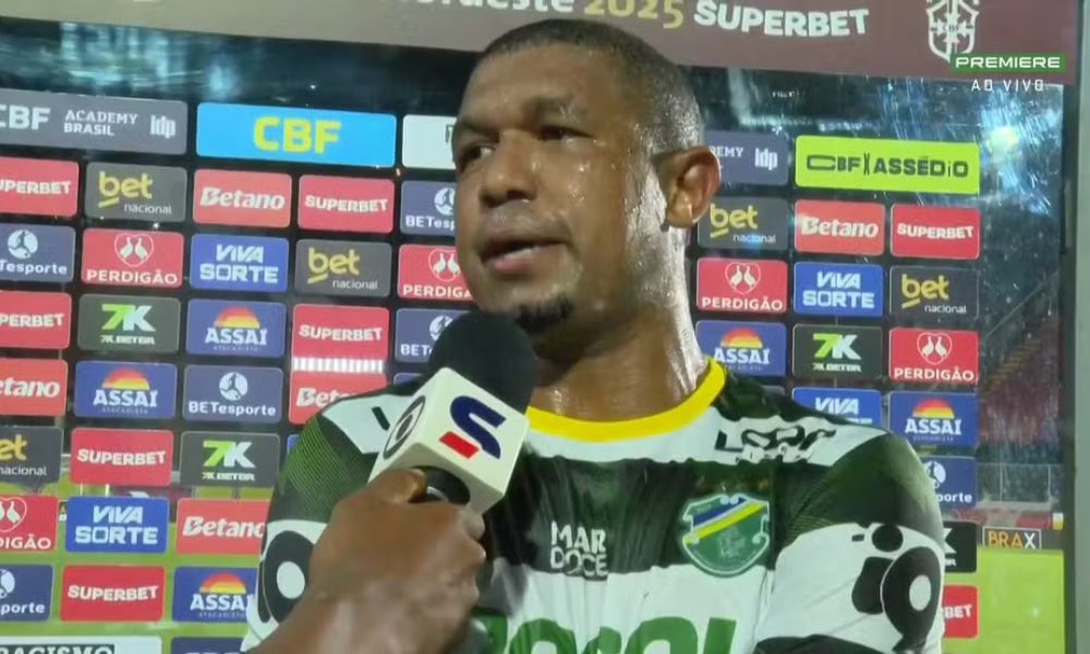 Rodrigão em entrevista pós-jogo, no Barradão