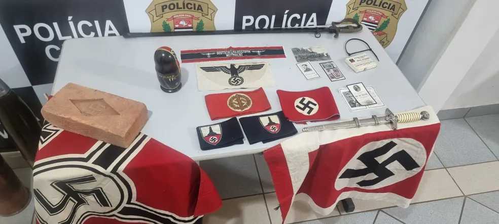 Homem é preso por comercializar e arquivar material nazista