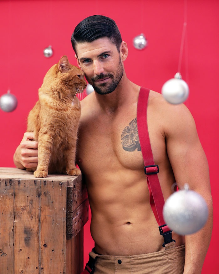 Bombeiros posam sem camisa e com bichinhos para ajudar causa animal; veja fotos