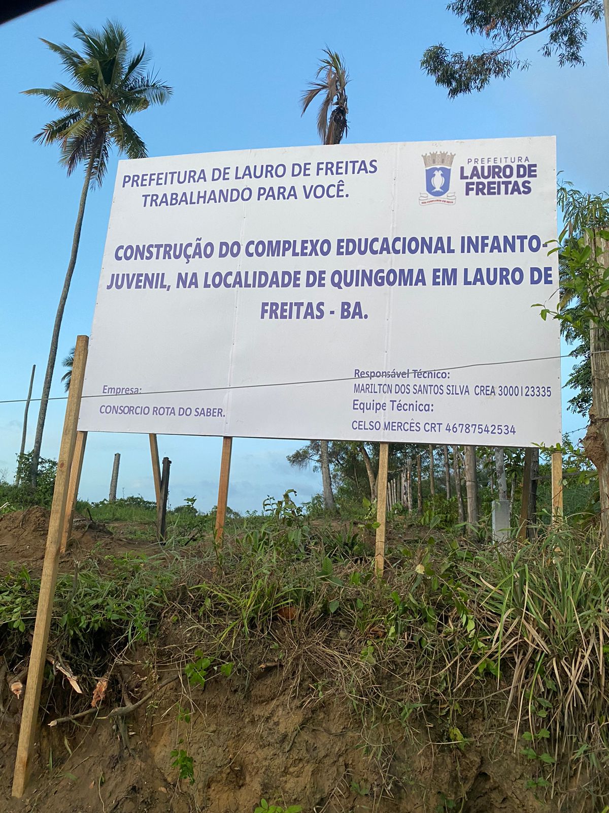 Placa da Prefeitura informando a construção da escola