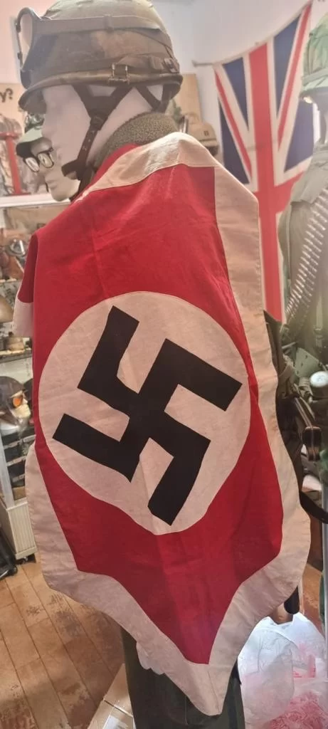 Homem é preso por comercializar e arquivar material nazista