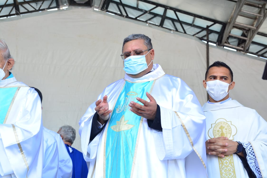 A missa aconteceu nas primeiras horas desta quinta-feira (8)