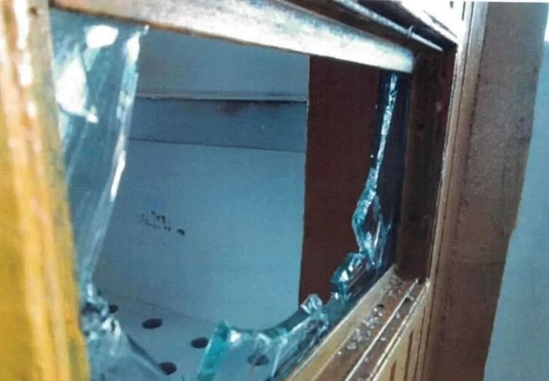 O vidro de uma das portas na Penitenciária de Tremembé foi quebrado por Demétrius