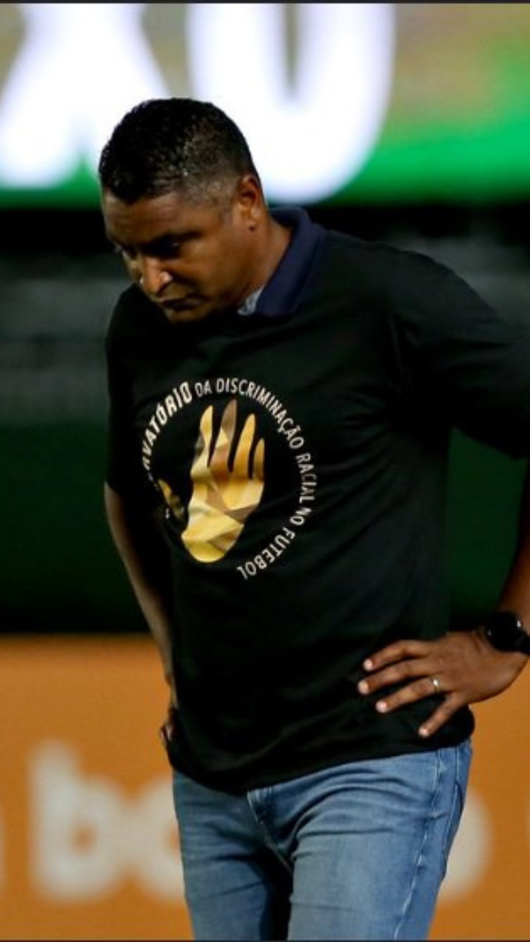 Roger Machado, utilizando a camisa do Observatório Racial do Futebol, quando treinava o Bahia 
