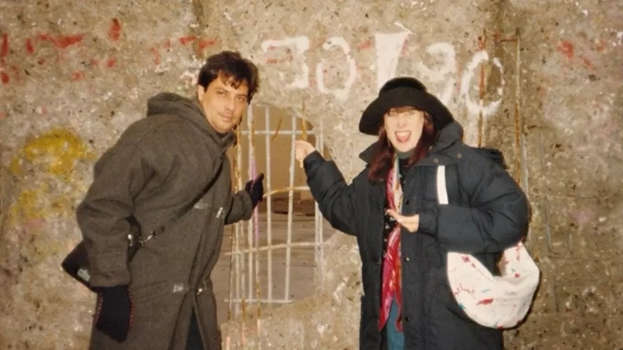 Roberto de Carvalho e Rita Lee na frente do 'Muro da Vergonha' Imagem: Acervo Pessoal de Rita Lee/ Globo Livros