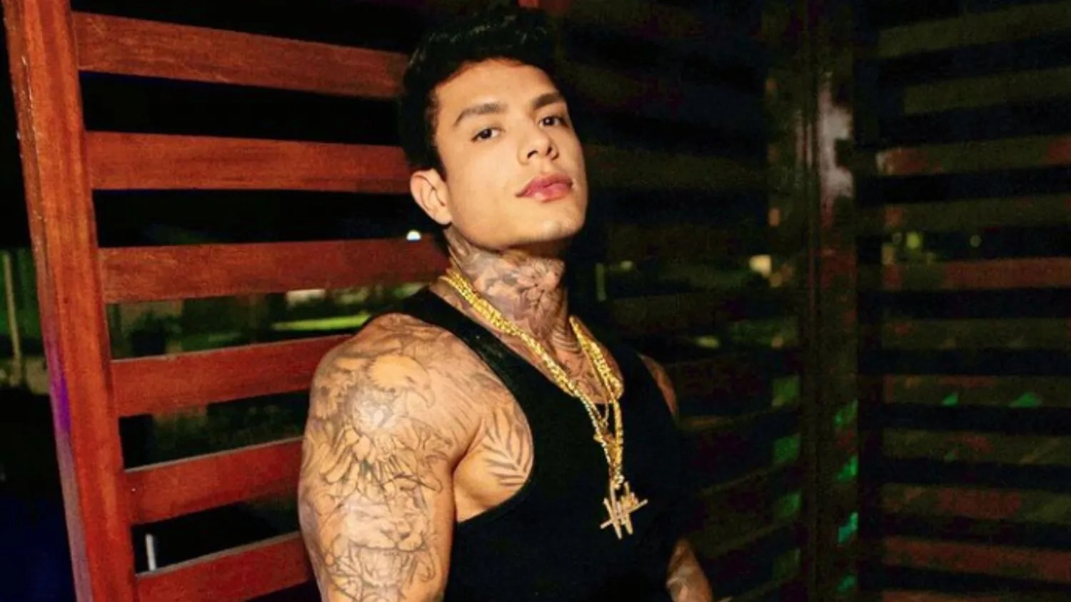 O influenciador baiano Victor Igoh publicou vídeo nas redes sociais em que aparece segurando um objeto semelhante a uma arma de fogo — Foto: Reprodução/Instagram