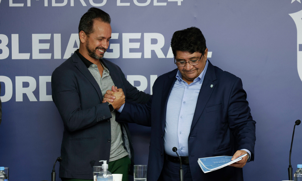 Ricardo Lima, atual presidente da FBF, e Ednaldo Rodrigues durante a assembleia da CBF