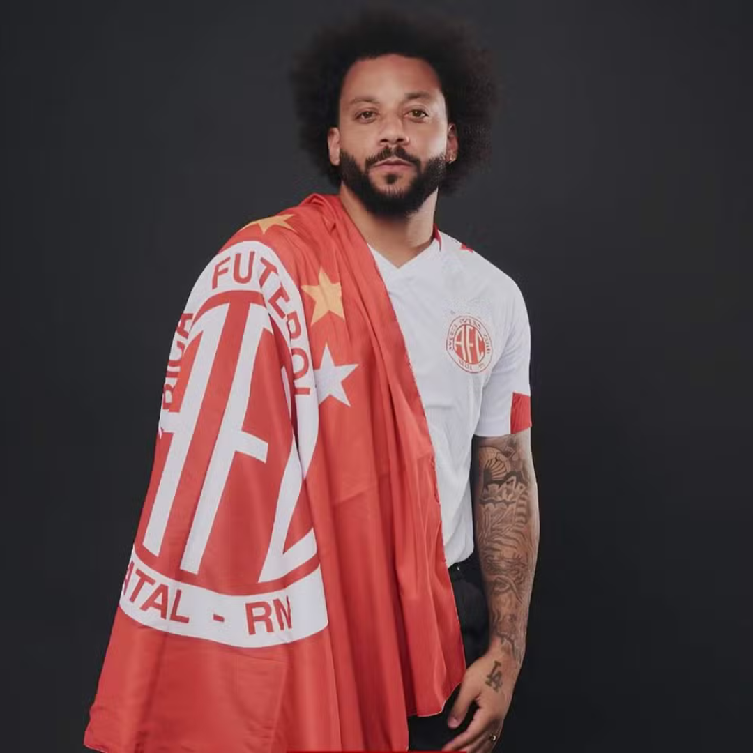 Foto de Marcelo com a camisa do América-RN, que viralizou nas redes