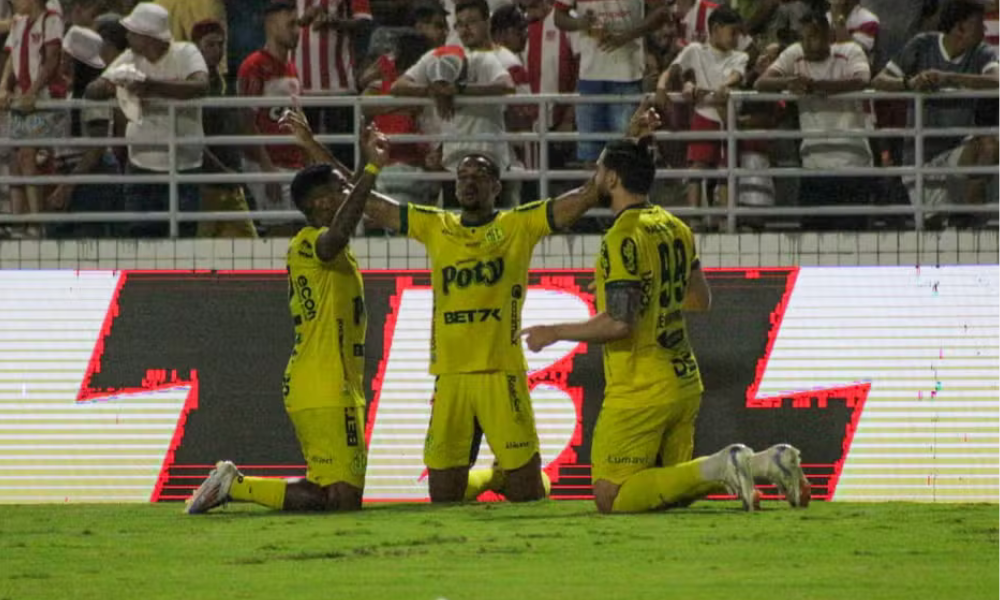 Rodrigo Andrade, Iury Castilho e Léo Gamalho comemorando gol do Mirassol