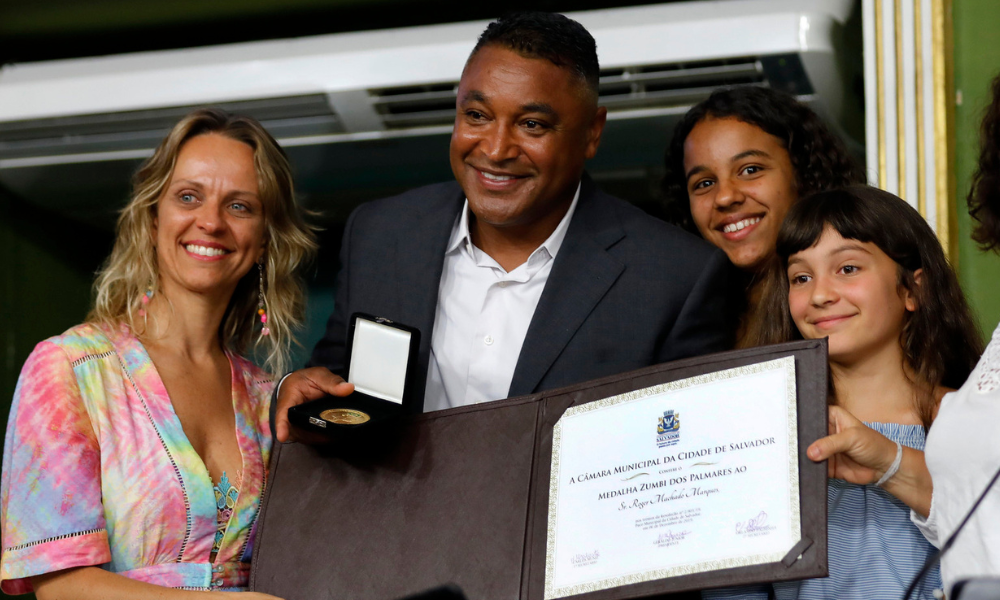 Roger Machado, à frente do Bahia na época, quando recebeu a Medalha Zumbi dos Palmares, em 2019