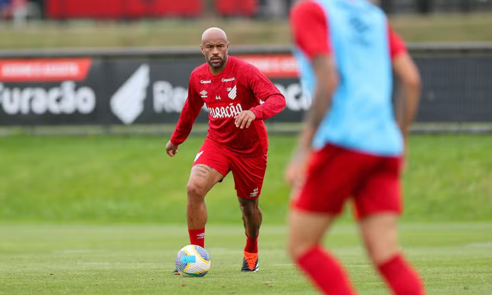Zagueiro Thiago Heleno, desfalque do Athletico-PR contra o Bahia