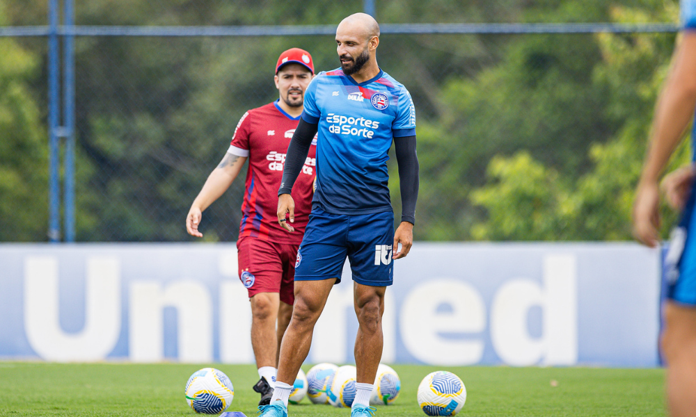Suspenso na última rodada, o meia Thaciano deve retornar ao time titular do Bahia