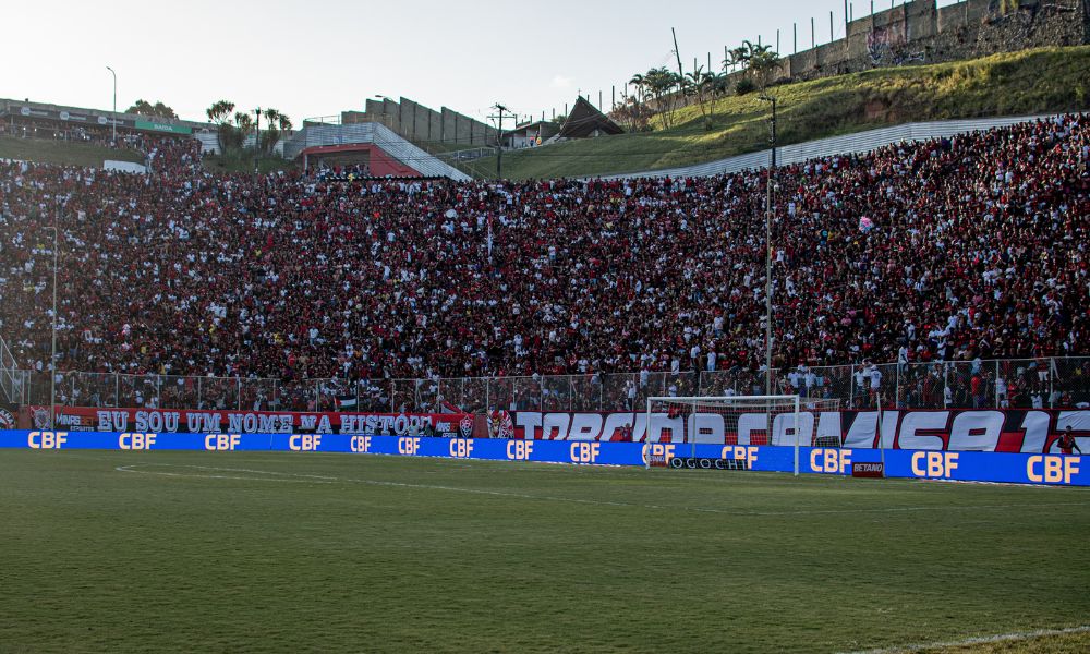 Torcida do Vitória lotando estádio no jogo Vitória x Sport em 2023