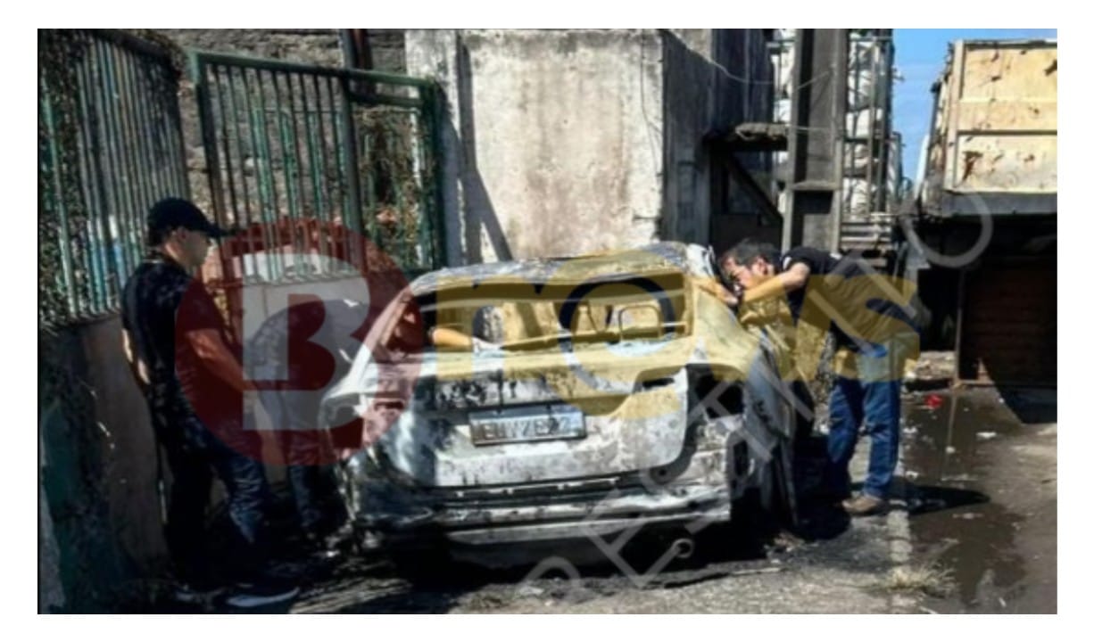 Perícia em carro incendiado (Foto: DPT)