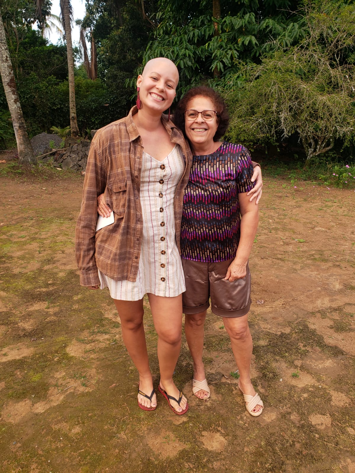 Greice ao lado da mãe que também foi vítima de câncer de mama