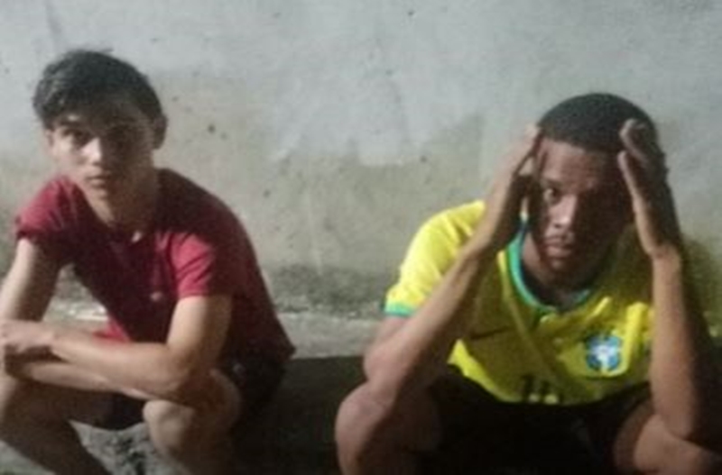 Os jovens foram fotografados por traficantes antes de morrerem a tiros