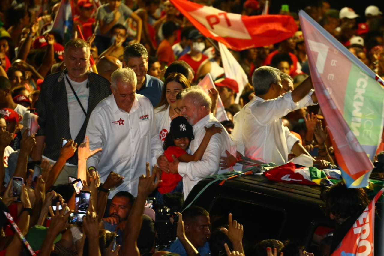 Lula em Salvador Multidão de militantes toma conta das ruas em Ondina
