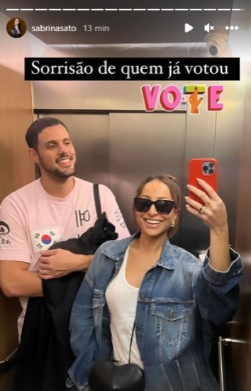 Sabrina Sato vota acompanhada de cadela