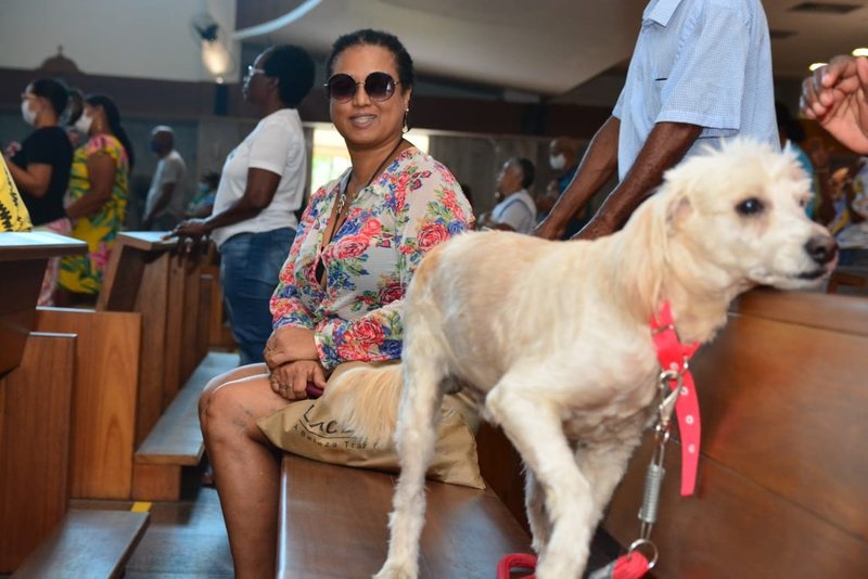 Atriz de Ó Paí, Ó, Tânia Tôko celebra Dia de São Francisco com pet e afirma: "Bicho em casa é família"