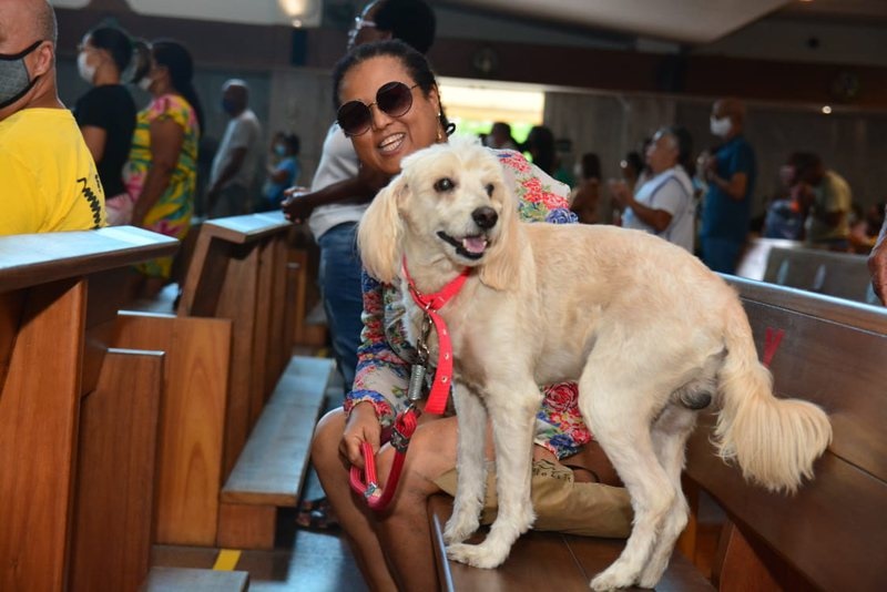 Atriz de Ó Paí, Ó, Tânia Tôko celebra Dia de São Francisco com pet e afirma: "Bicho em casa é família"