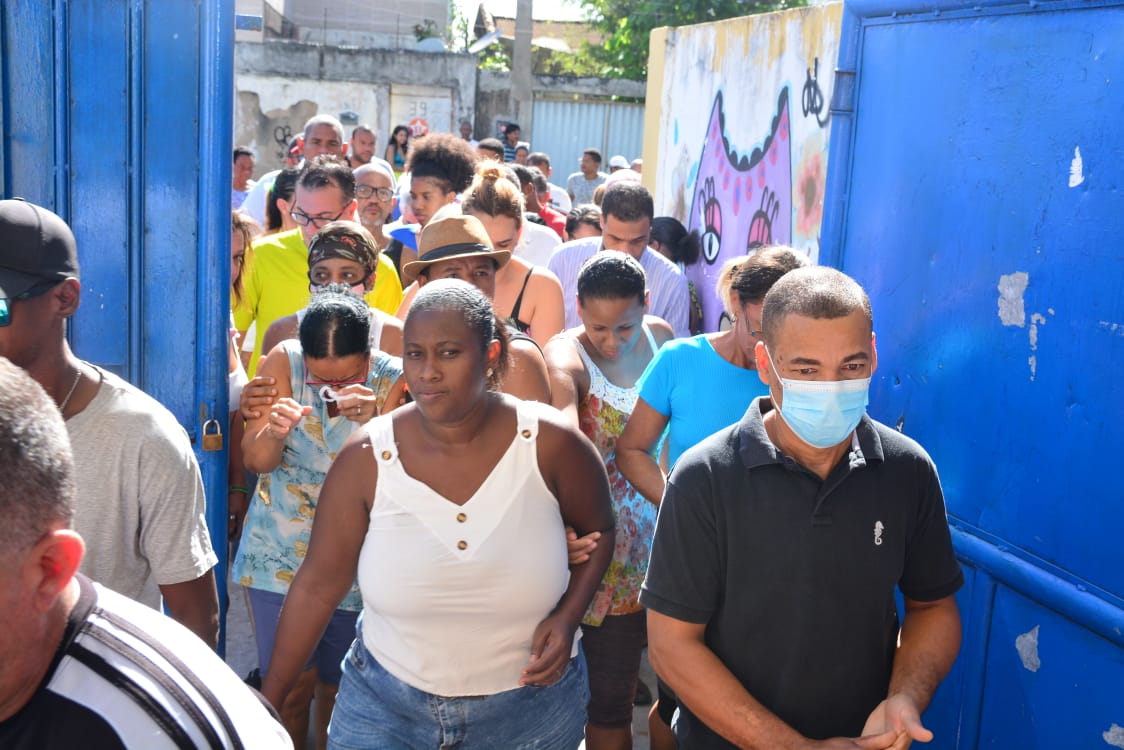 Eleitores 'lotam' portões de colégios eleitorais para votarem nas primeiras horas deste domingo (30)