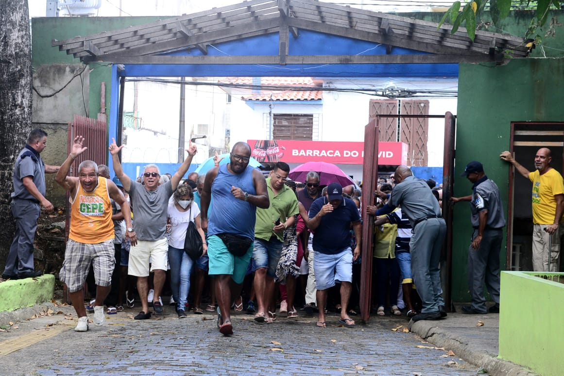 Eleitores disputam 'corrida' para votarem nas primeiras horas deste domingo (30)