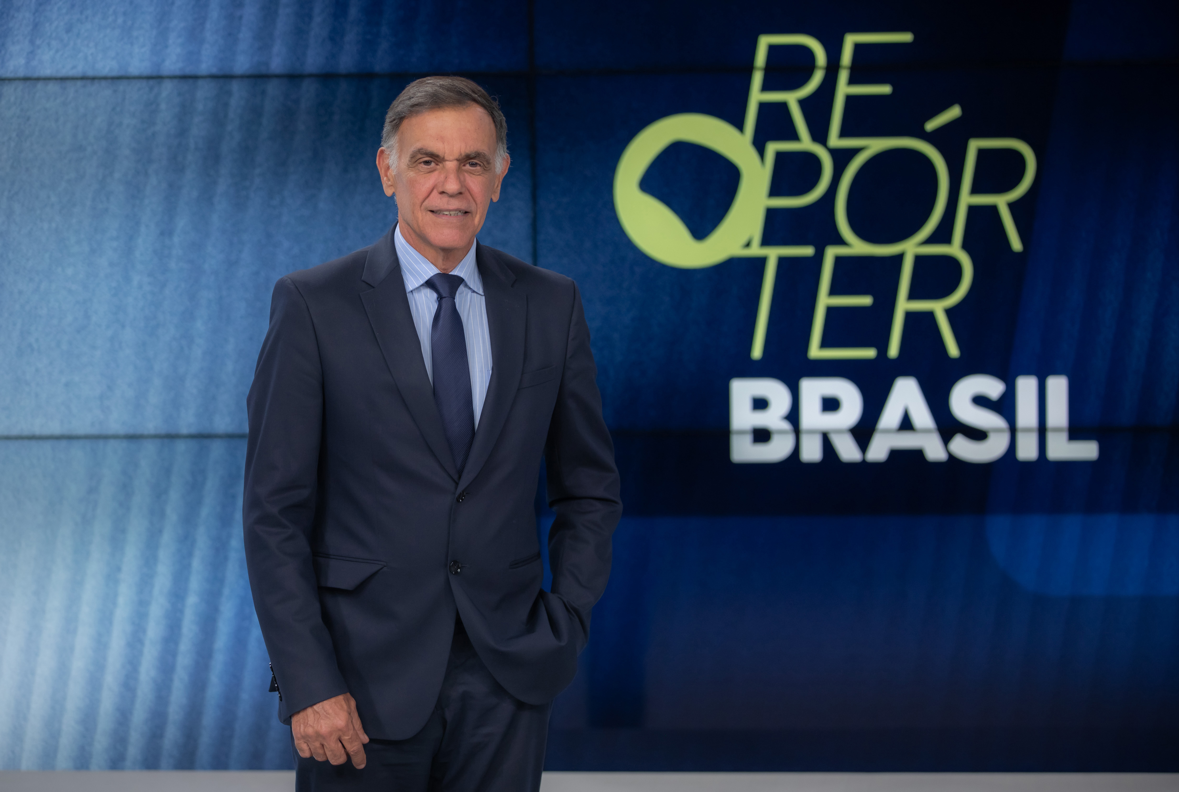 Foto do Jornalista Luiz Carlos Braga em apresentação de programa na TV Brasil