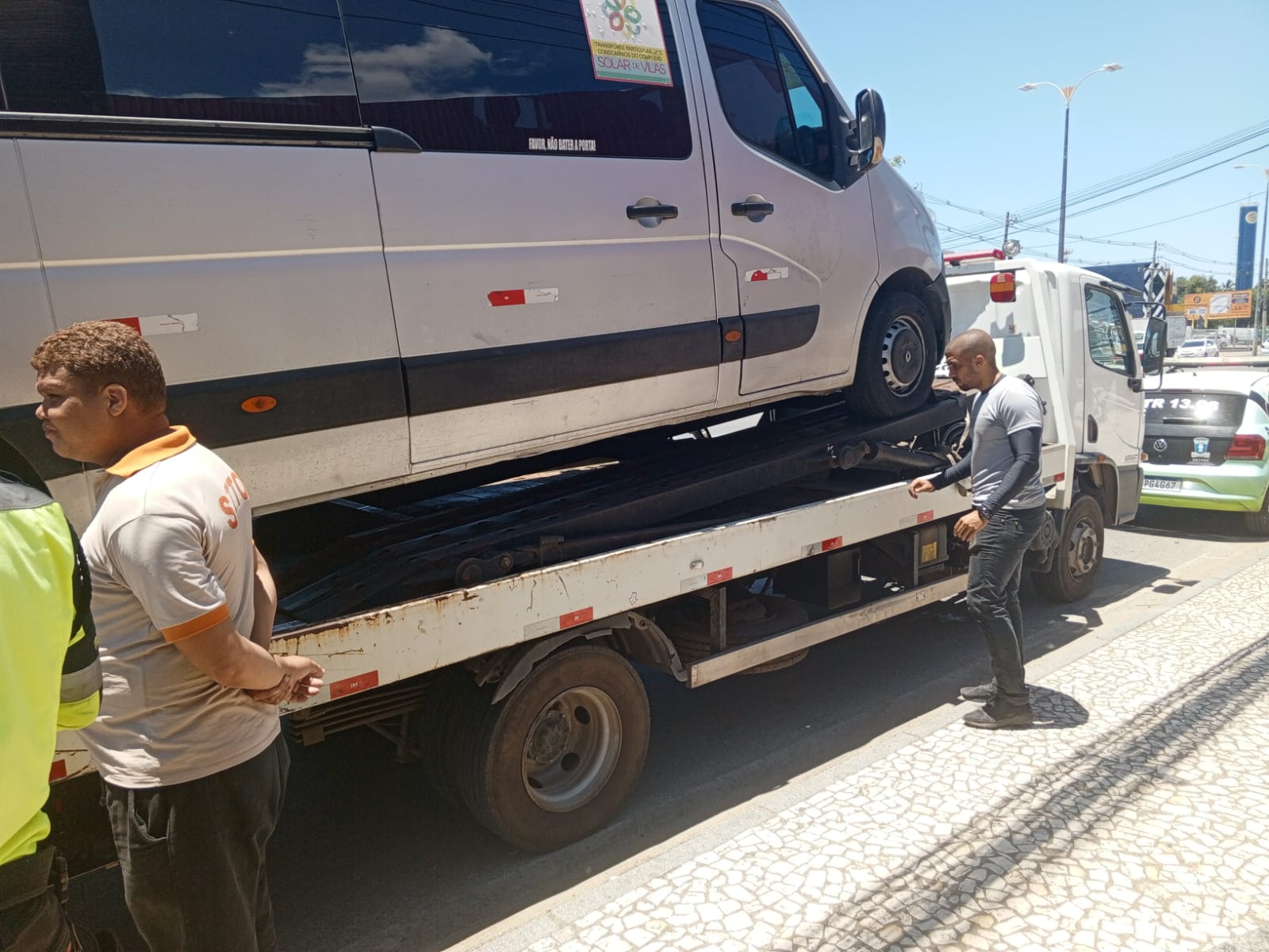 Van da autal empresa de transporte sendo rebocada