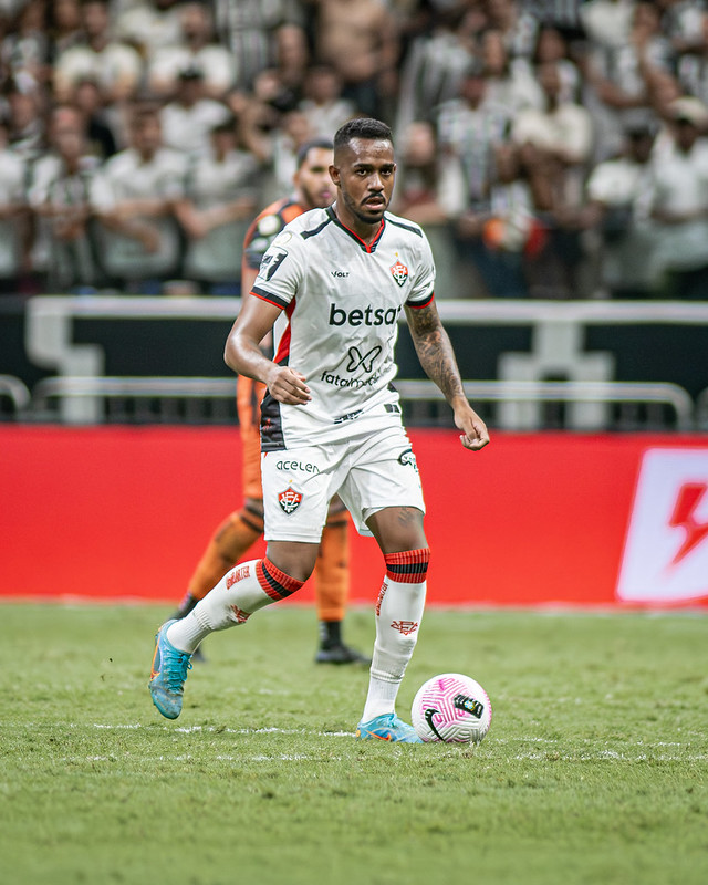 Edu em atuação no empate diante do Atlético-MG 