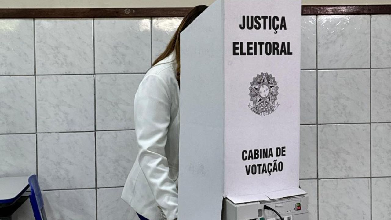 Sheila Lemos votou nesta manhã em colégio de Conquista