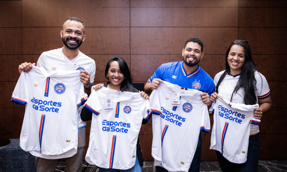 Torcedores do Bahia em ação realizada pela Esportes da Sorte, com viagem para o jogo contra o São Paulo