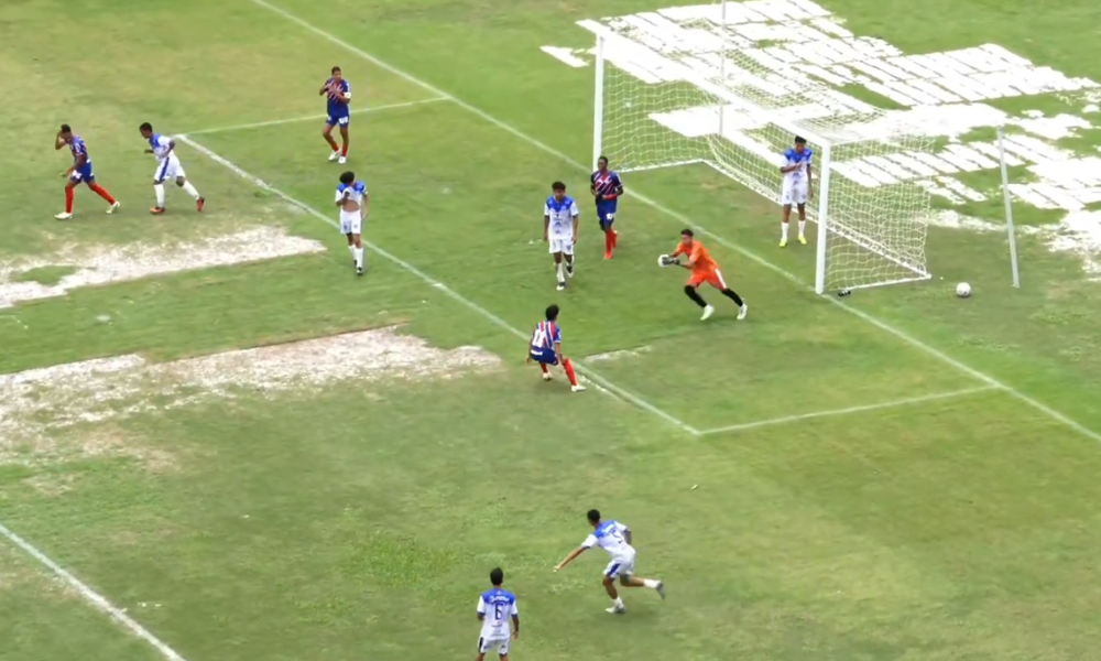 Campo desgastado do estádio de Pituaçu