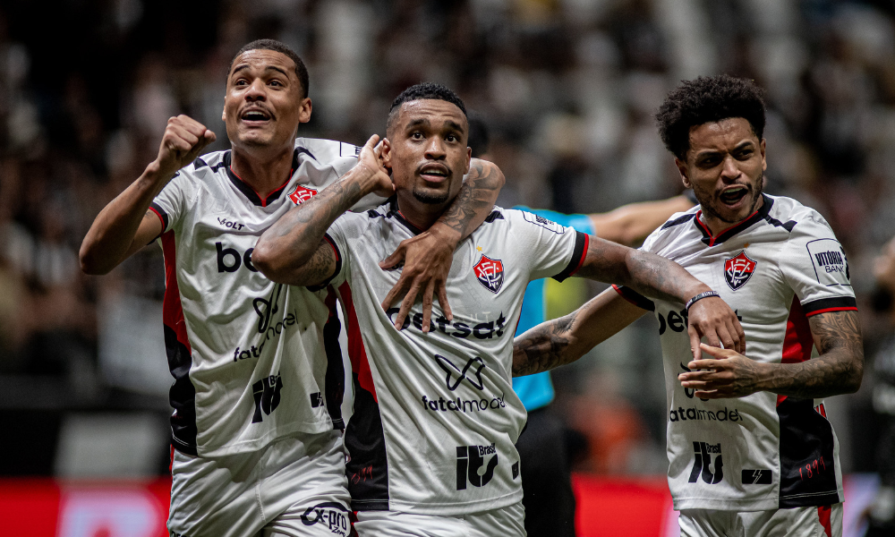 Alerrandro comemorando gol contra o Atlético-MG