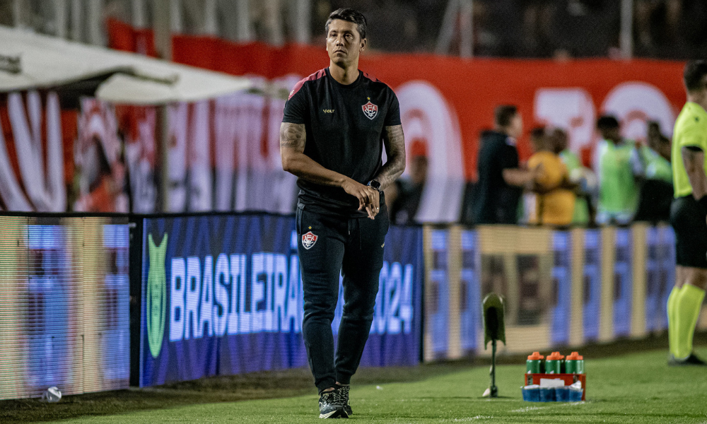 Thiago Carpini, em ação pelo Vitória no jogo contra o Vasco