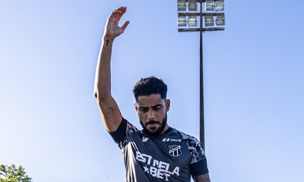 Matheus Bahia durante treino pelo Ceará