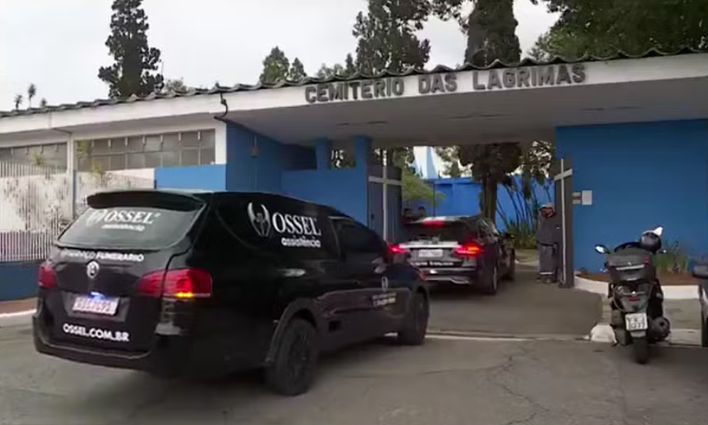 Corpo de Maguila chegando no Cemitério