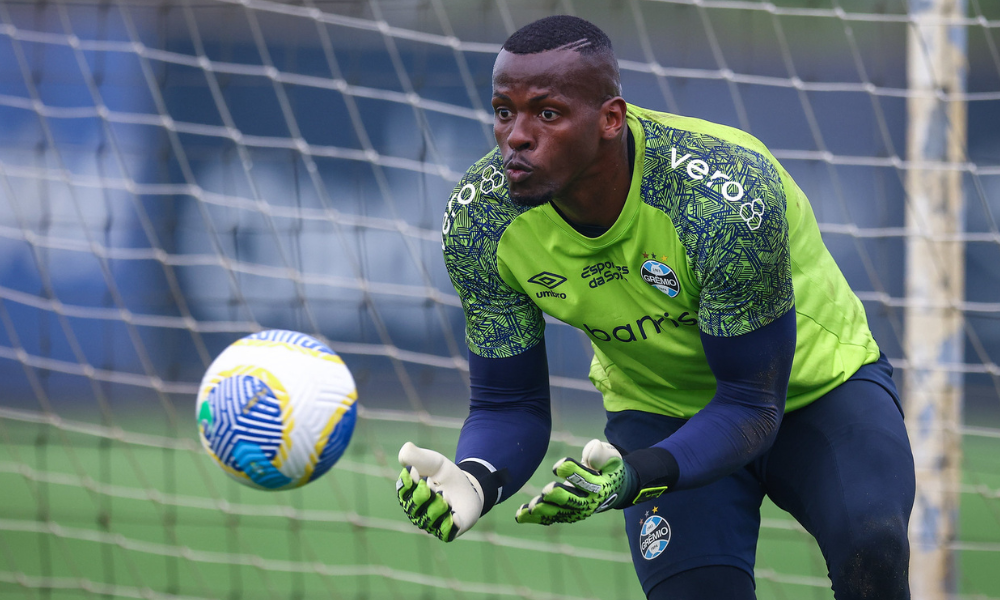 Goleiro Caíque, em treino do Grêmio