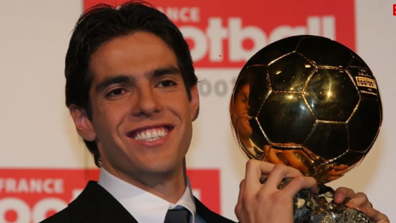 Kaká com a Bola de Ouro em 2007 - Reprodução/FranceFootball