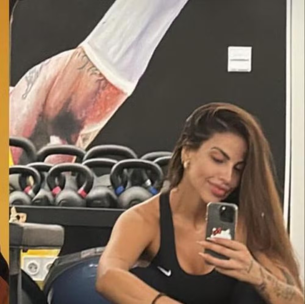 Maju Mazalli treinando na academia da mansão de Vini Jr. — Foto: Reprodução/Instagram
