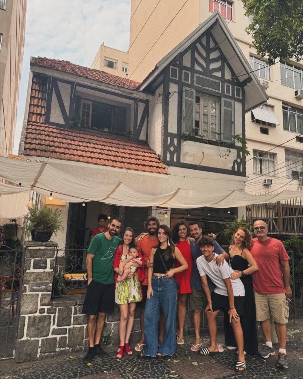 Maria Clara Senra aparece em registro abraçadinha ao diretor e ao lado de seus familiares — Foto: reprodução/ instagram
