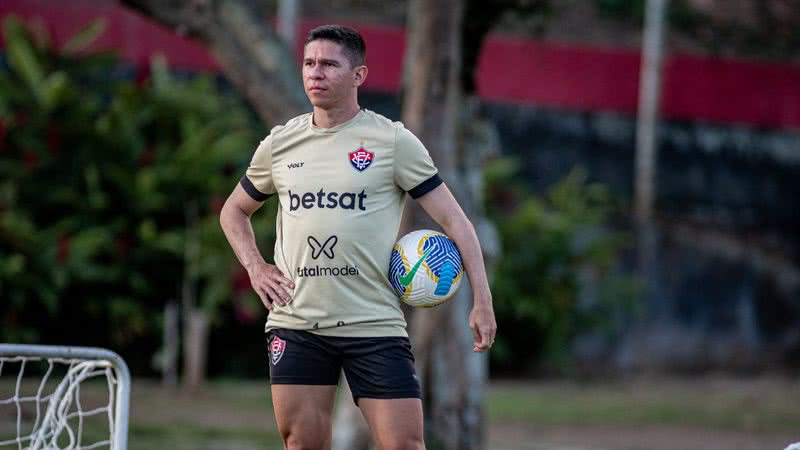 Atacante Osvaldo treinando - Victor Ferreira