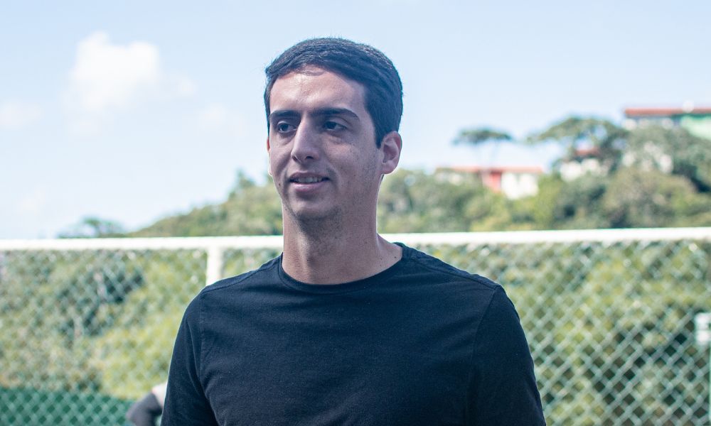 Foto de Manoel Tanajura Neto chegando ao Barradão