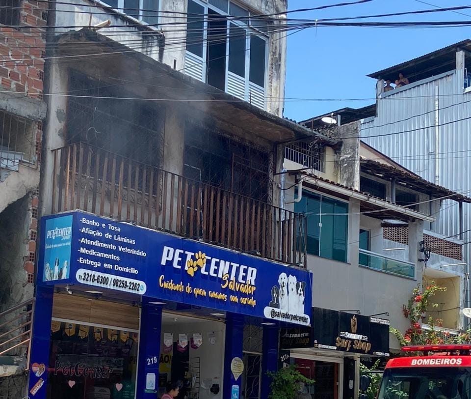 Imagem de imóvel pegando fogo