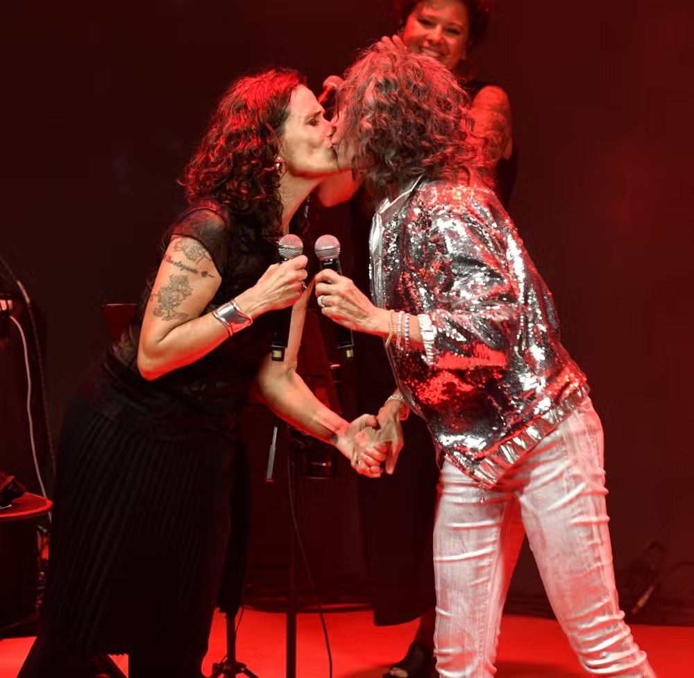 Amigos da música, como a cantora Simone, também subiram ao palco — Foto: Cristina Granato/ divulgação