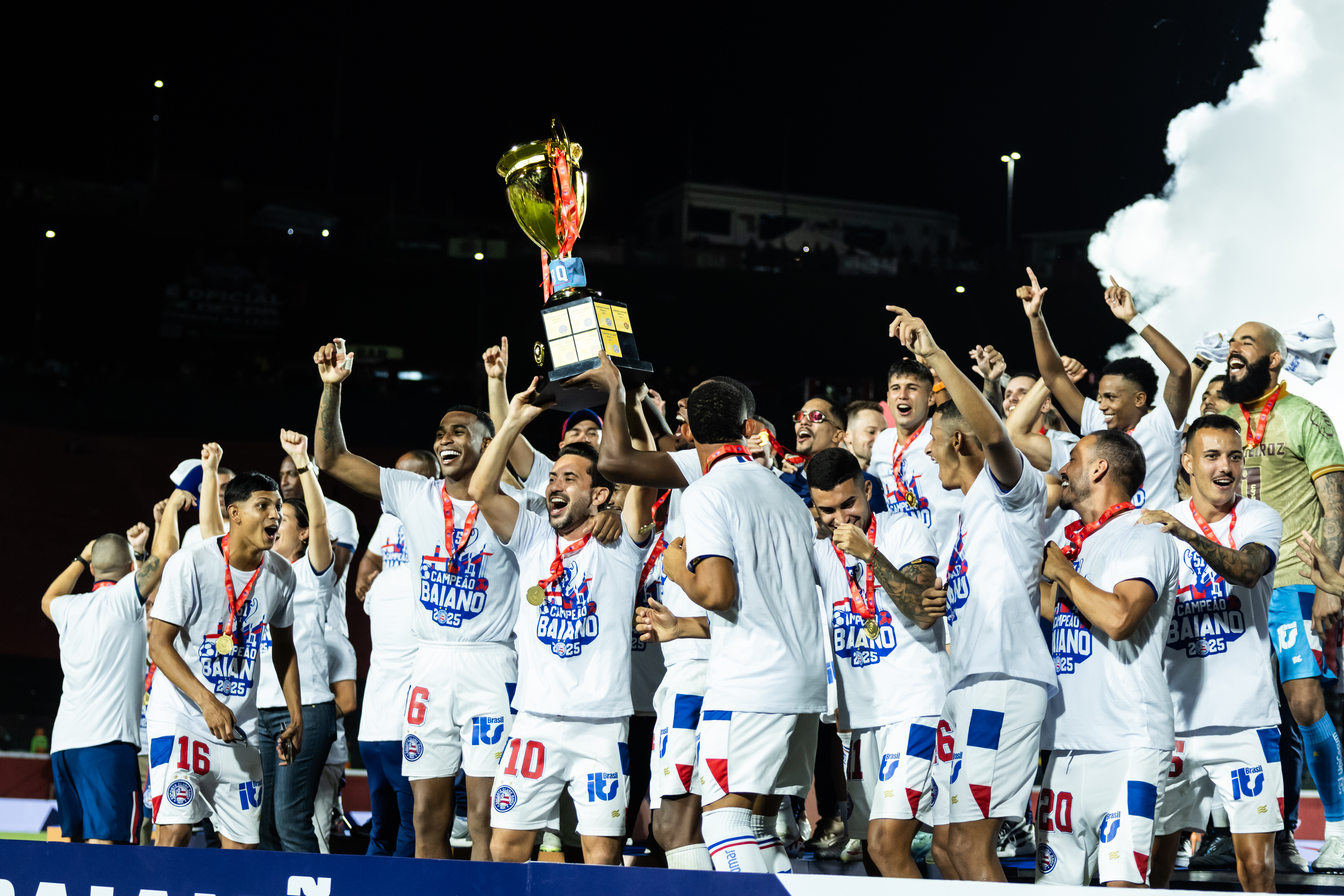 Bahia levantando a taça de campeão estadual 2025