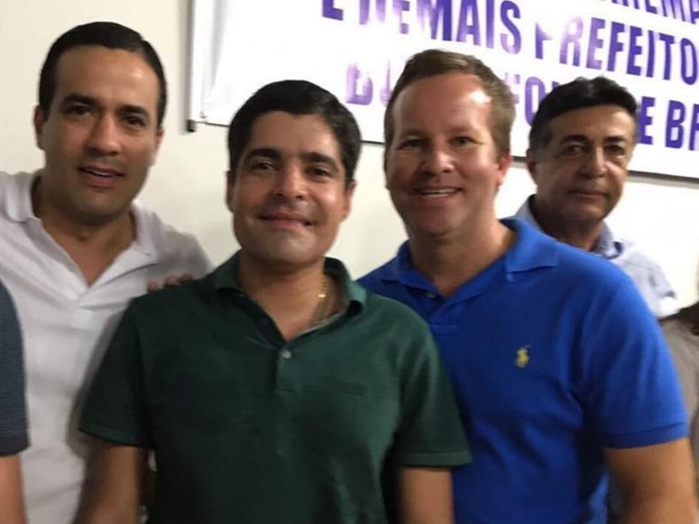 Samuel Franco (de azul)