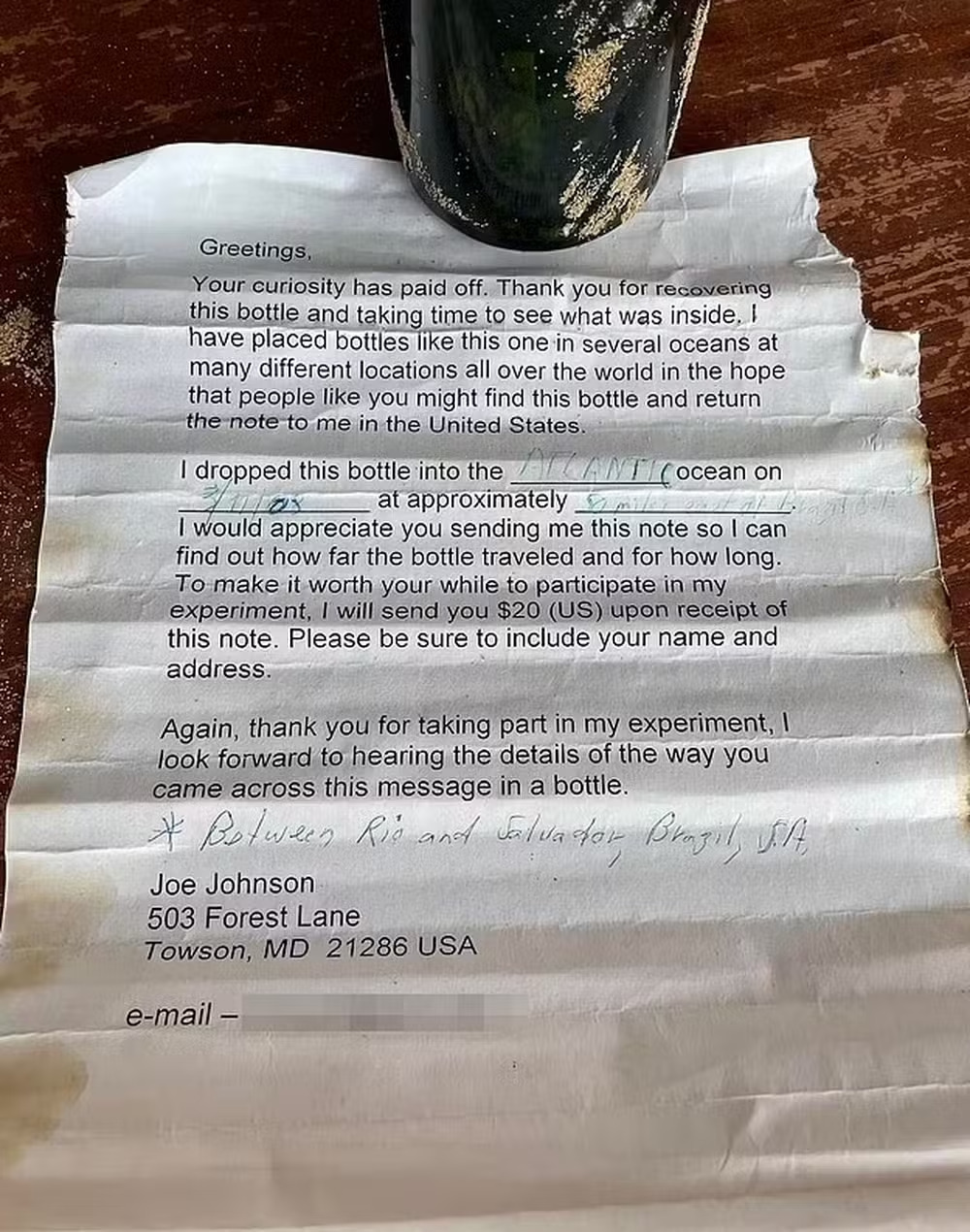 Imagem mostra uma carta escrita em 2008 que foi colocada dentro de uma garrafa de vinho e lançada ao mar da costa brasileira