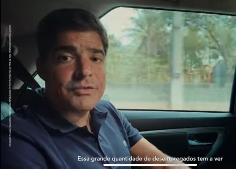 ACM Neto aparece sem cinto de segurança na TV.